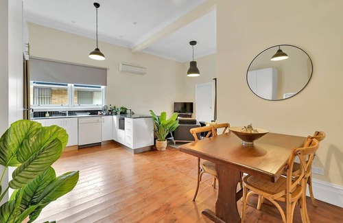 Orange Apartment | Edwina Suite I - Sleek & Stylish, CBD, Wi-Fi