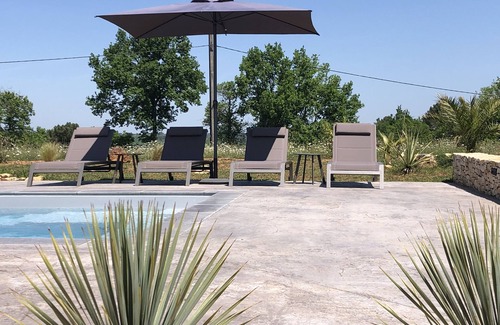 Blanquefort-sur-Briolance House | Een Sfeervolle Gîte met een Overdekt Privéterras. Een Vrolijke Hond is Welkom