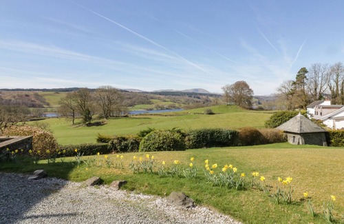 Near Sawrey Cottage | EES WYKE STUDIO, pet friendly, character holiday cottage in Sawrey