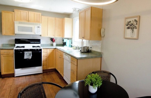 Eggertsville Apartment | Eggert - Lower · 2BR apartment near UB, Niagara Falls & Buffalo