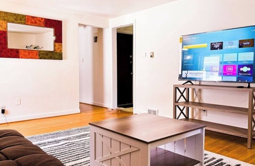 Eggertsville Apartment | Eggert - Upper · 2BR apartment near UB, Niagara, Hospitals, Buffalo