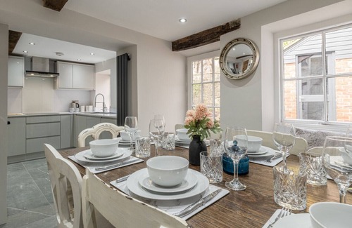 Malmesbury Cottage | Eilmers Cottage - Beautiful 4BD in Malmesbury