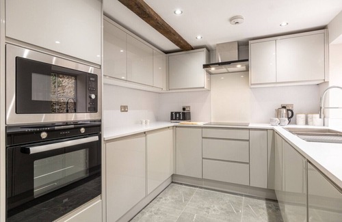 Malmesbury Cottage | Eilmers Cottage - Beautiful 4BD in Malmesbury