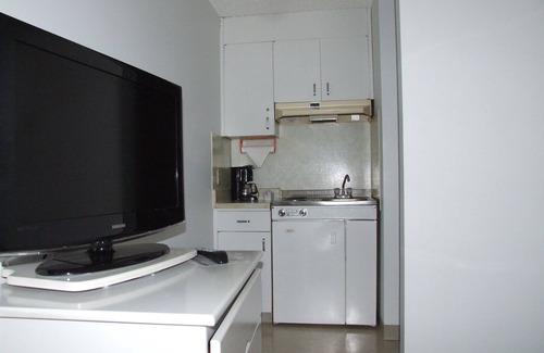 Cold Lake Hotel | El Lobo Motel