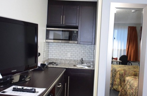 Cold Lake Hotel | El Lobo Motel