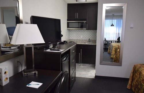 Cold Lake Hotel | El Lobo Motel