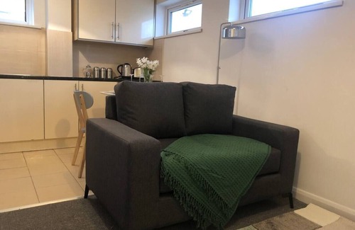 Peterborough Apartment | ELD6 - 2 bedroom, free parking and Netflix