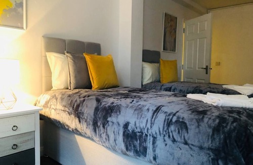 Peterborough Apartment | ELD6 - 2 bedroom, free parking and Netflix