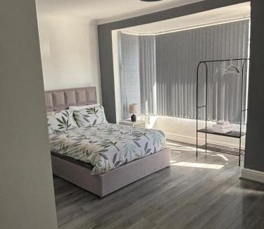 Edgbaston House | Elegance meets Comfort Free Parking Wifi Netflix and Ensuite Bathrooms