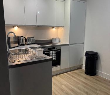 Old Trafford Apartment | Elegant 1 Bed Flat Near Stadium & Shops and free parking