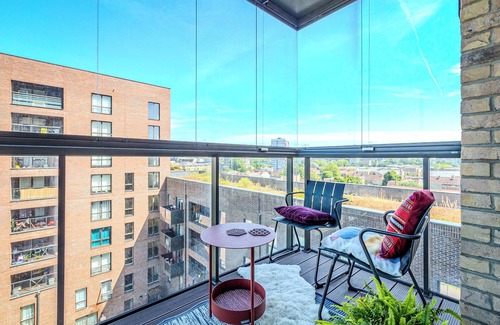 Tower Hamlets Apartment | Elegant 1BR Apartment, 5 Min Limehouse DLR Station