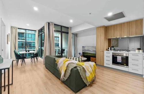 Adelaide Central Business District Apartment | Elegant 1BR CBD 18th WiFl Walkable Parking