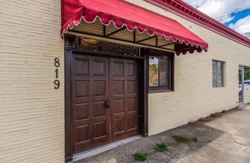 Newberg Condo | Elegant 1BR Loft in Historic Downtown Newberg – The 1888