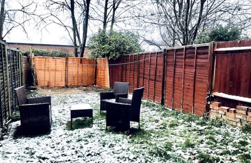 Falconwood and Welling Apartment | Elegant 2BR 5G Wi-Fi Netflix Parking Garden 4 Beds