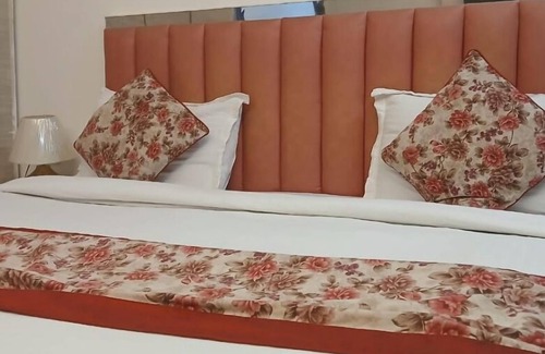 New Delhi Apartment | Elegant 3BHK Serviced Apartment | Gated Society | Near Deer Park