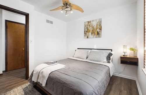 Waldron House | Elegant 3BR Home in Vibrant KC Area MOKA796800