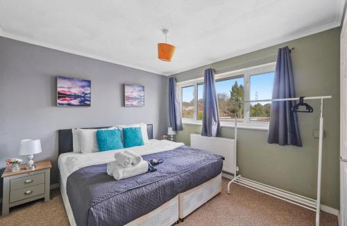 Maidstone Apartment | Elegant 4 Bed House - Parking and Garden -Sleeps 8