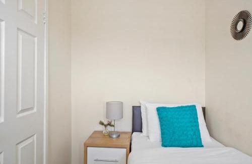 Maidstone Apartment | Elegant 4 Bed House - Parking and Garden -Sleeps 8