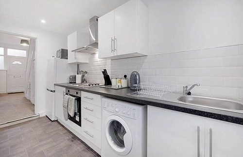 Darlington House | Elegant 4 Bedroom, Near South Park, Sleeps 7
