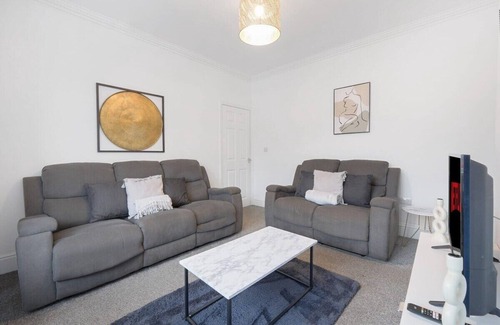 Darlington House | Elegant 4 Bedroom, Near South Park, Sleeps 7