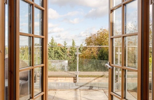 Finchley Church End House | Elegant 5BR/4BA w/Gym/Cinema/Games
