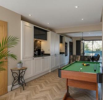 Ellesmere Port House | Elegant and Spacious 4 Bedroom Property with Driveway Parking