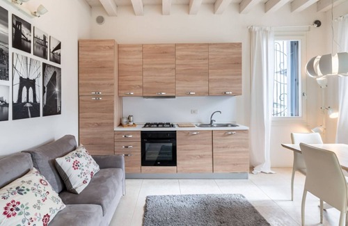 Padova Apartment | Elegant apartment located on the ground floor of a building.Able to accommodate up to 4 people, with a small 10 sqm garden in front of the house, a double bedroom, a living room with kitchenette and bathroom.The apartment has an assigned private uncovere