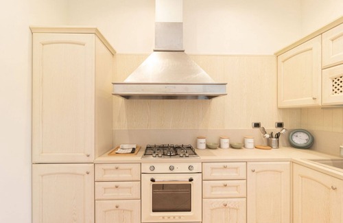 Old Town Apartment | Elegant apartment of 193 sqm located on the first floor of a vintage building with elevator (5 steps to access), able to accommodate up to 7 people.The accommodation is located near the city center of Mantua, in just 15 minutes walk you can reach all the