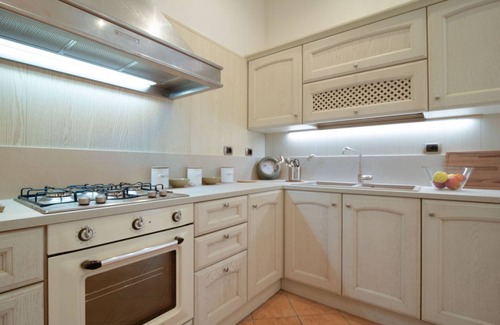 Old Town Apartment | Elegant apartment of 193 sqm located on the first floor of a vintage building with elevator (5 steps to access), able to accommodate up to 7 people.The accommodation is located near the city center of Mantua, in just 15 minutes walk you can reach all the