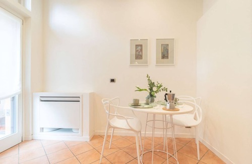Old Town Apartment | Elegant apartment of 193 sqm located on the first floor of a vintage building with elevator (5 steps to access), able to accommodate up to 7 people.The accommodation is located near the city center of Mantua, in just 15 minutes walk you can reach all the