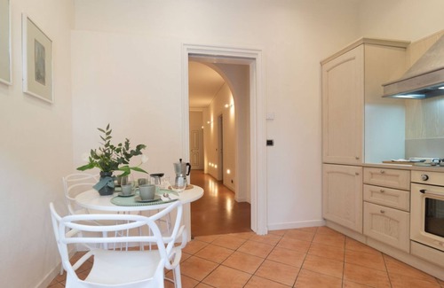 Old Town Apartment | Elegant apartment of 193 sqm located on the first floor of a vintage building with elevator (5 steps to access), able to accommodate up to 7 people.The accommodation is located near the city center of Mantua, in just 15 minutes walk you can reach all the