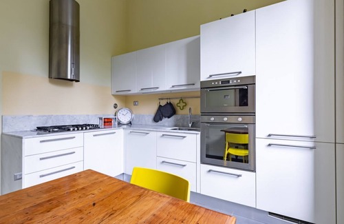 Careggi Rifredi Apartment | Elegant apartment of 80 sqm, able to accommodate up to 5 people, located on the 2nd floor of a building equipped with a lift (NOT suitable for disabled people - some steps to access). The property is located in the Stibbert/Statuto area, a lively neighbo