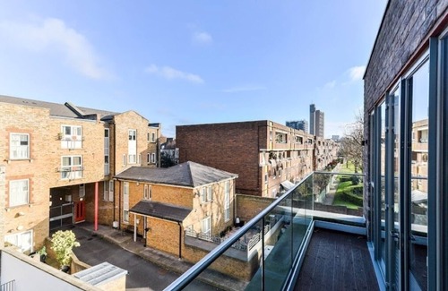 Golborne Apartment | Elegant Apartment w/Parquet Floors & Modern Kitchen - Ideal for a Cosy Retreat