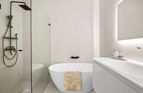 Picnic Point House | Elegant Designer House - Family & Pet Friendly