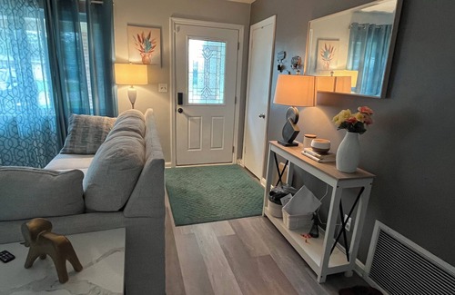 Jacksonville House | Elegant Escape Room with Shared Bathroom in 3 bedroom house.