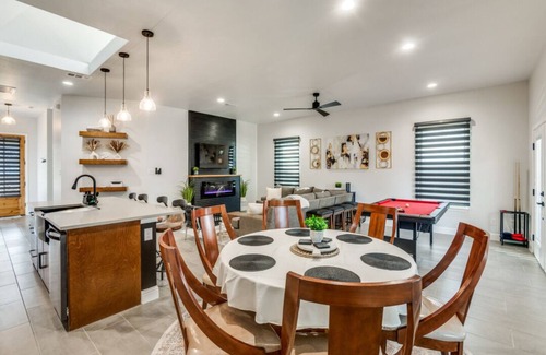 Carolyn Estates House | Elegant home in Mabank with Privacy, Luxury Bedding, Games, BBQ Grill and More