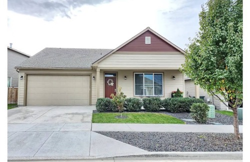 Tri-Cities House | Elegant Home with Game Room near Local Wineries