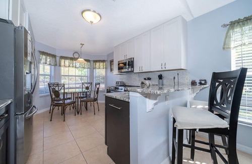 Bellavida House | Elegant Home with Pool, Spa & Lake View