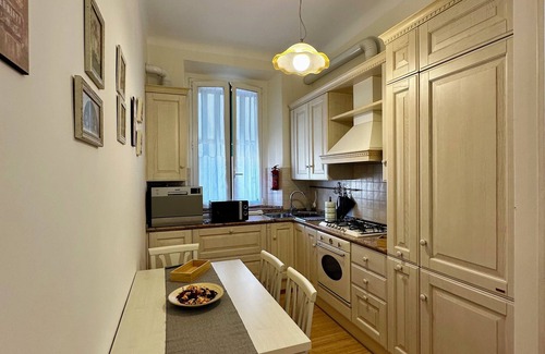 Zona Farini Apartment | Elegant, Isola area, Top!