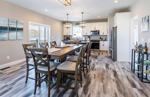 Ingles Cabin | Elegant Lakefront Home 5B/S12 Near VTech/RadfordU