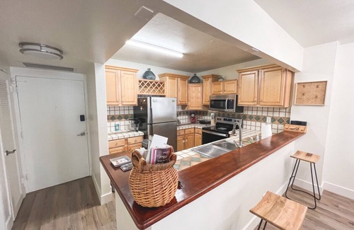 Hollywood South Central Beach Condo | 🌴 Elegant Luxe Retreat | 1BR Oceanfront Suite Sleeps 6