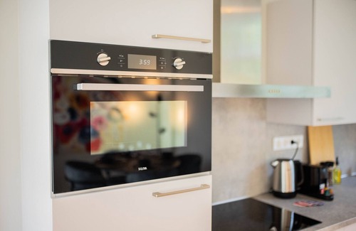 Nieuwe Werk Apartment | Elegant Oasis 2BDR Apartment WS