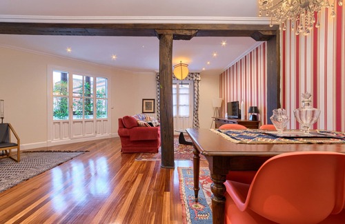 San Francisco Apartment | Elegant Renovated Ballroom with WiFi