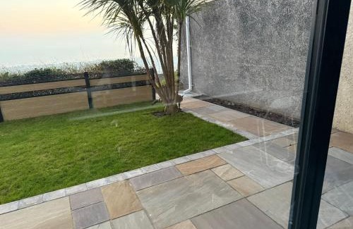Skewen House | Elegant room with sea and garden view in Swansea city centre