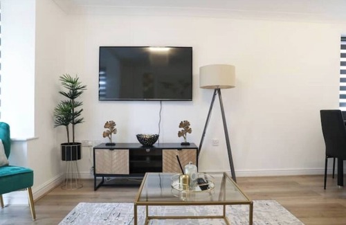 Langley Marish Apartment | Elegant & Serene 3-BR Retreat Minutes from London