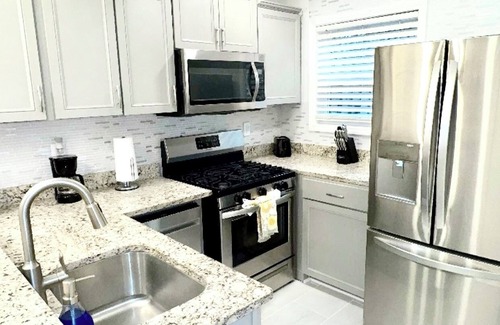 Forest Park House | Elegant Serene | Family Friendly| Private Patio | Close to airport