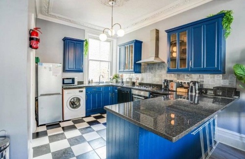 Lee House | Elegant & Spacious 3Bed Fulham Home/Rooftop Terrace/Jacuzzi/Parking/Sleeps 8