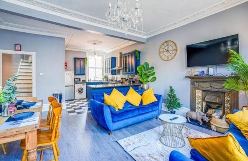 Lee House | Elegant & Spacious 3Bed Fulham Home/Rooftop Terrace/Jacuzzi/Parking/Sleeps 8