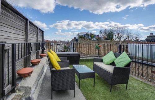 Lee House | Elegant & Spacious 3Bed Fulham Home/Rooftop Terrace/Jacuzzi/Parking/Sleeps 8