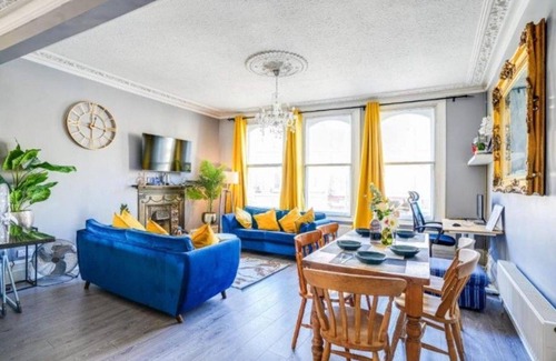 Lee House | Elegant & Spacious 3Bed Fulham Home/Rooftop Terrace/Jacuzzi/Parking/Sleeps 8